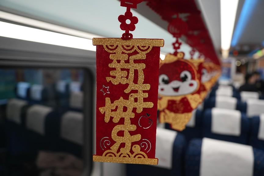 “井岡山號(hào)”列車(chē)春晚車(chē)廂布置。人民網(wǎng) 歐陽(yáng)易佳攝