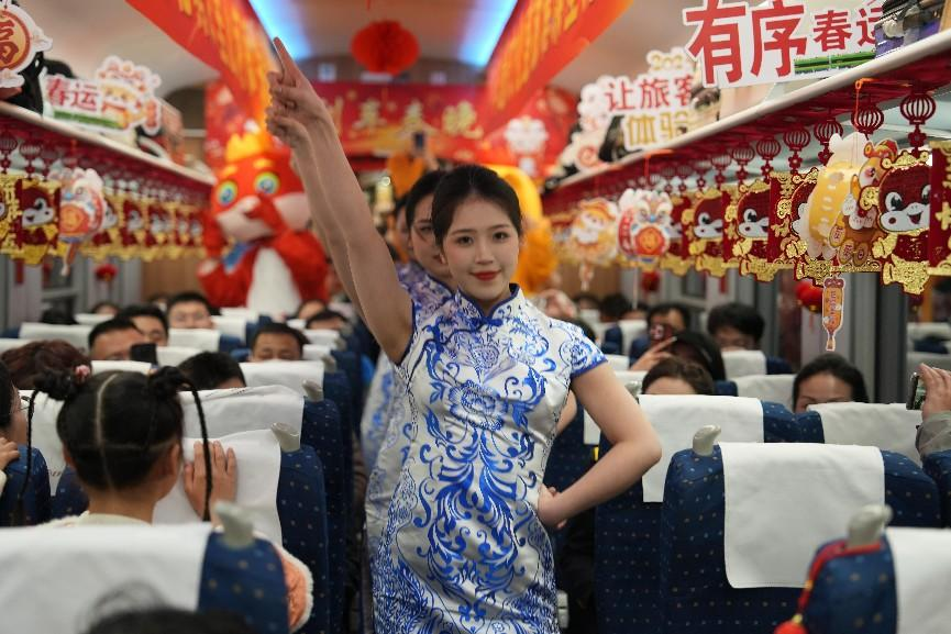 列車(chē)乘務(wù)員身穿青花瓷元素服飾表演節(jié)目。人民網(wǎng) 歐陽(yáng)易佳攝