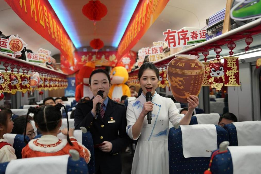 列車(chē)乘務(wù)員向旅客介紹江西美食——瓦罐湯。人民網(wǎng) 歐陽(yáng)易佳攝