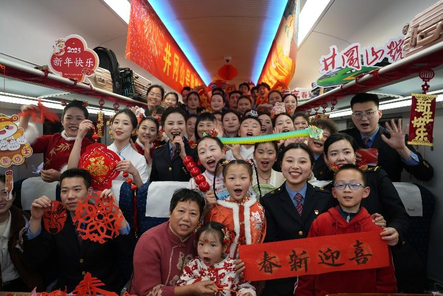 全體演職人員與旅客大合影。人民網(wǎng) 歐陽(yáng)易佳攝