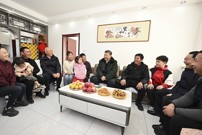 1月22日至24日，中共中央總書(shū)記、國(guó)家主席、中央軍委主席習(xí)近平冒著嚴(yán)寒來(lái)到遼寧，看望慰問(wèn)基層干部群眾。這是22日下午，習(xí)近平在葫蘆島市綏中縣明水滿族鄉(xiāng)祝家溝村考察時(shí)，同村民王寶維一家圍坐一起拉家常。新華社記者 謝環(huán)馳 攝