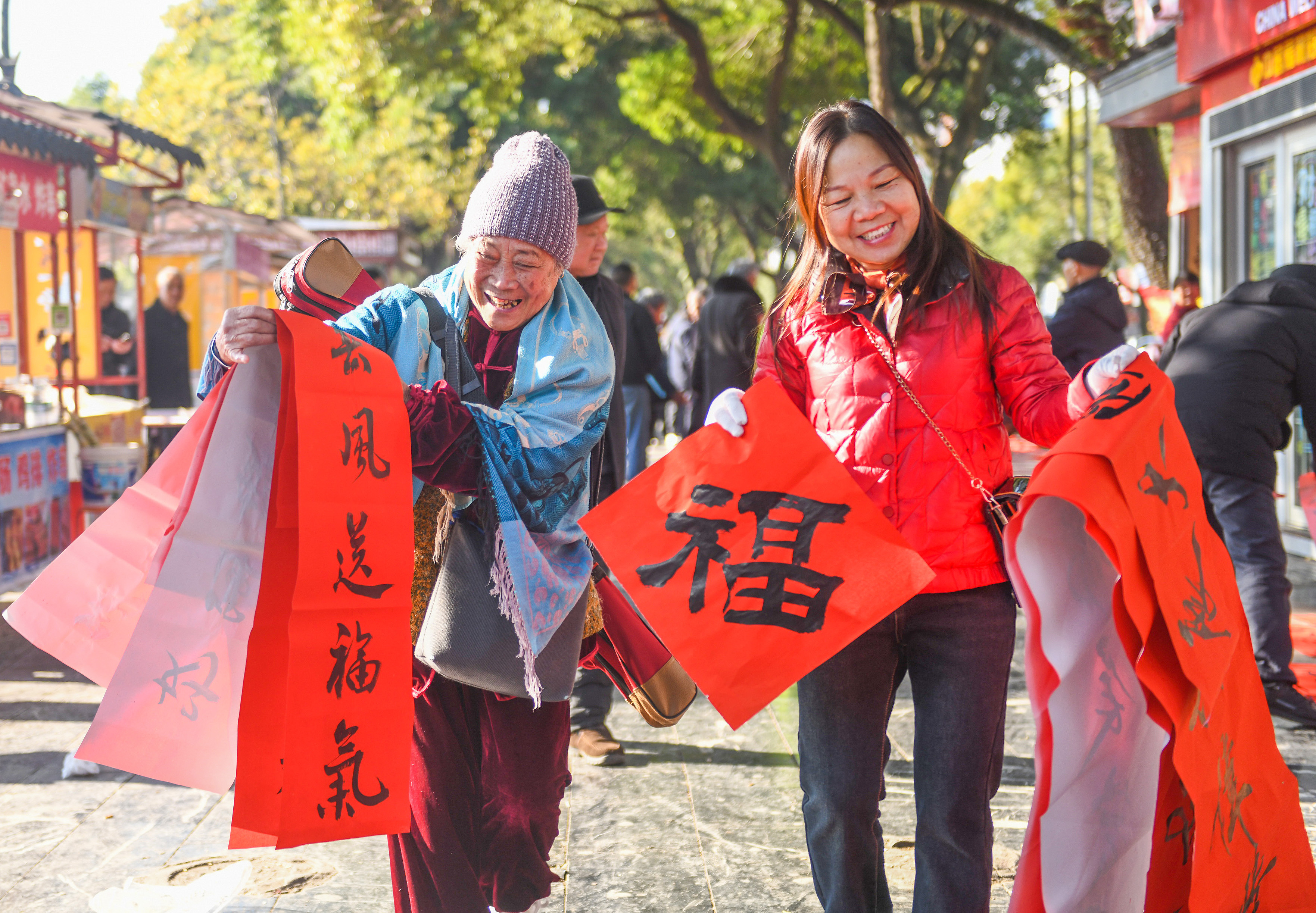 2025年1月13日，在湖南省永州市道縣西洲公園義工崗?fù)ぃ忻駛冾I(lǐng)到了書法志愿者為大家書寫的春聯(lián)。