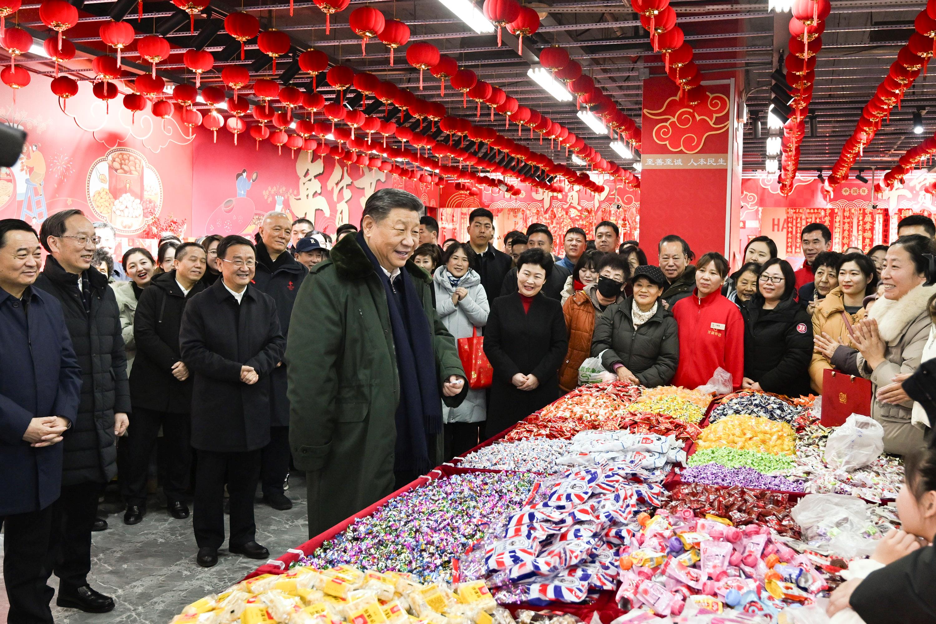 2025年1月23日，習近平總書記在遼寧沈陽大東副食品商場考察時，同店主和顧客親切交流，向大家致以新春祝福。