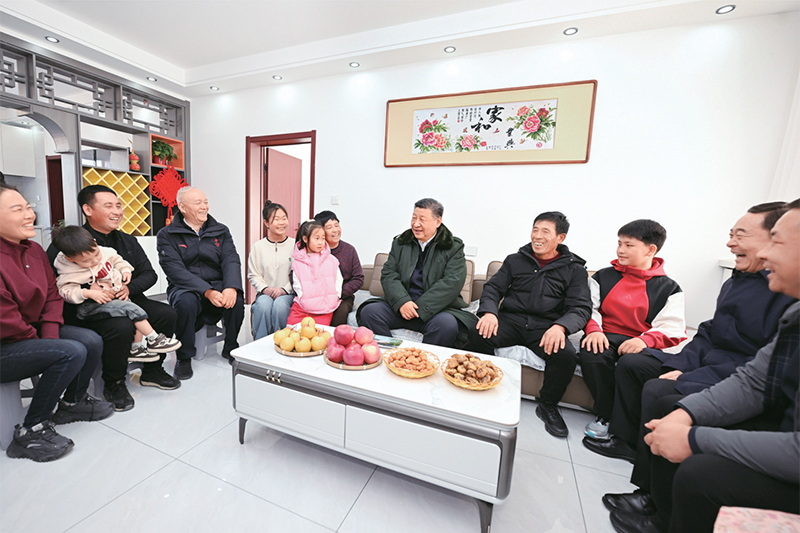 2025年1月22日至24日，中共中央總書記、國(guó)家主席、中央軍委主席習(xí)近平冒著嚴(yán)寒來到遼寧，看望慰問基層干部群眾。這是22日下午，習(xí)近平在葫蘆島市綏中縣明水滿族鄉(xiāng)祝家溝村考察時(shí)，同村民王寶維一家圍坐一起拉家常。 新華社記者 謝環(huán)馳/攝