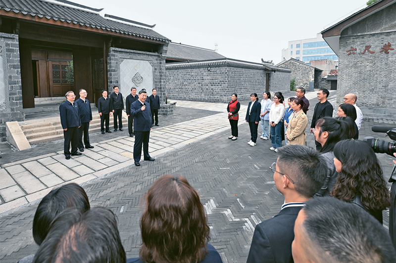 2024年10月17日至18日，中共中央總書記、國(guó)家主席、中央軍委主席習(xí)近平在安徽考察。這是17日下午，習(xí)近平在安慶桐城市六尺巷考察時(shí)，同當(dāng)?shù)鼐用窈陀慰陀H切交流。 新華社記者 申宏/攝