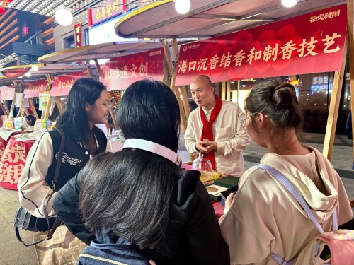 魏希望在非遺集市上介紹沉香。人民網(wǎng) 陳葉欣攝