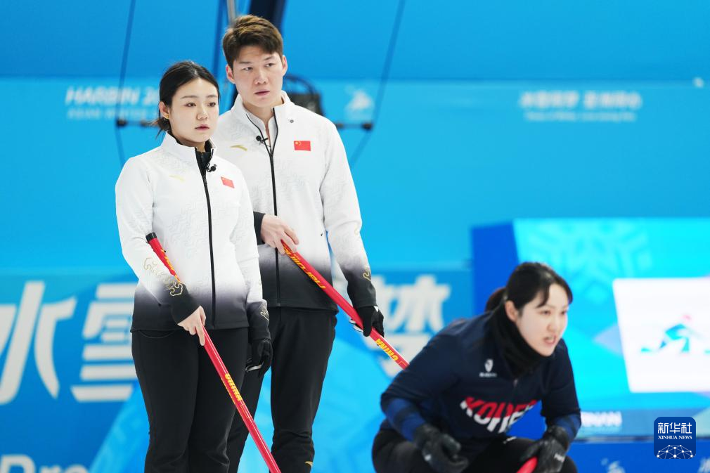 2月6日，中國隊選手王智宇（中）、韓雨（左）在比賽中。新華社記者 王松 攝