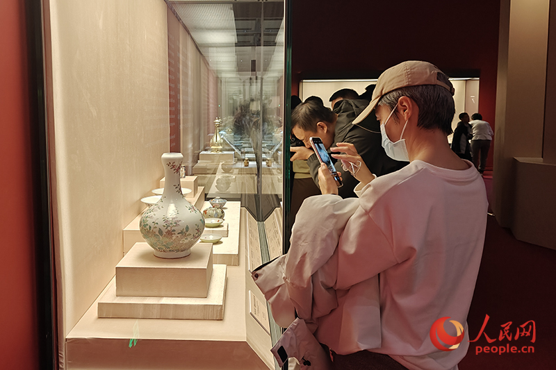 觀眾正在中國(guó)國(guó)家博物館參觀展覽。人民網(wǎng)記者 韋衍行攝