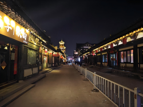 道歉公告發(fā)布后，夜晚10時(shí)的古城。人民網(wǎng)記者 黃鈺攝