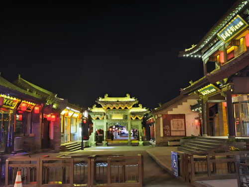 道歉公告發(fā)布后，凌晨5時(shí)的古城。人民網(wǎng)記者 黃鈺攝