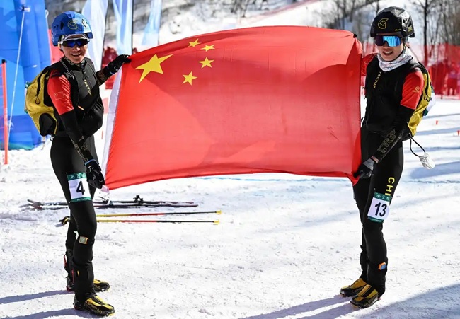 2月9日，中國隊選手次旦玉珍（左）與隊友于婧萱慶祝勝利。新華社記者 謝劍飛攝