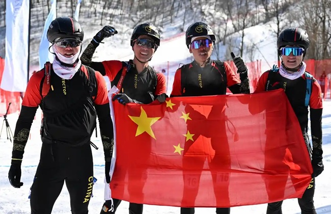 2月9日，包攬滑雪登山男子短距離前四名的中國隊選手賽后慶祝。新華社記者 謝劍飛攝