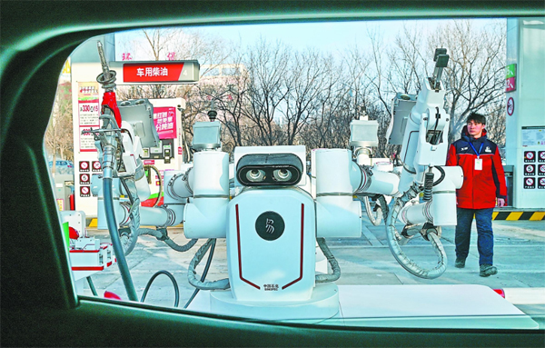 智能加油機(jī)器人在加能站工作。受訪(fǎng)者供圖