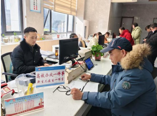 市民在 “高效辦成一件事” 窗口辦理業(yè)務(wù)。彭雪松攝