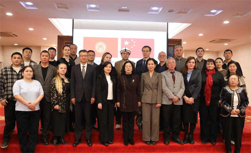 與會(huì)人員合影。中國(guó)駐吉爾吉斯斯坦使館供圖
