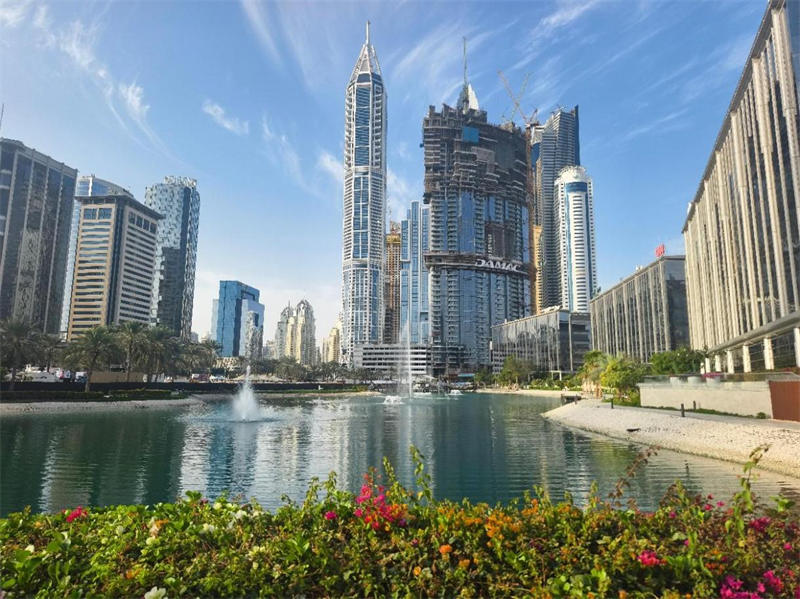 正在建設(shè)中的卡瓦利卡薩高層住宅項目（圖中有腳手架建筑）。 中建中東供圖 