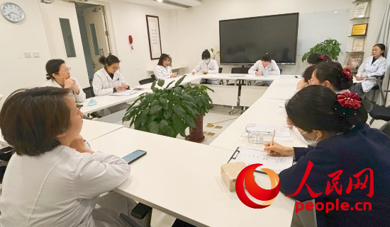 交班會(huì)上，海淀醫(yī)院安寧療護(hù)團(tuán)隊(duì)討論患者和家屬需求。人民網(wǎng)記者 金慧慧攝
