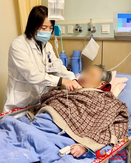 廖澤燕為張婆婆聽診。人民網(wǎng)記者 金慧慧攝