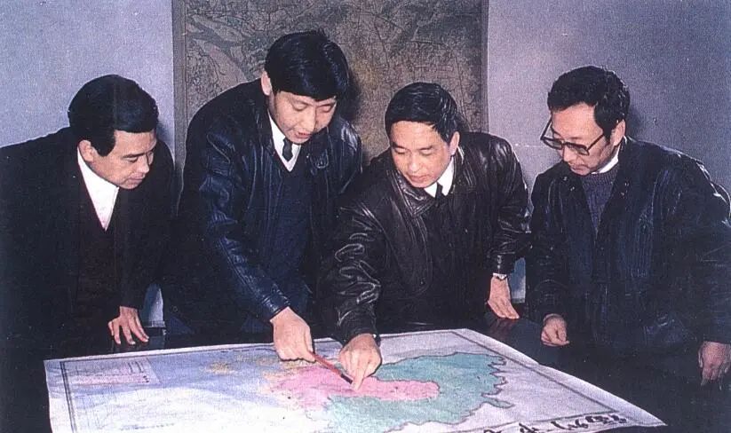 1991年12月，習(xí)近平與同事討論福州市戰(zhàn)略規(guī)劃設(shè)想。（圖源：《習(xí)近平在福州》）