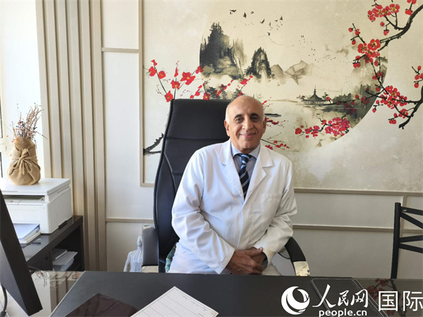 哈利勒在他的辦公室。人民網(wǎng)記者 黃培昭攝