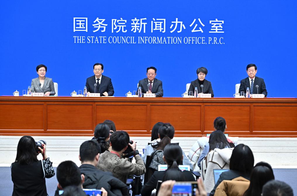 2月28日，國務(wù)院新聞辦公室在北京舉行國務(wù)院政策例行吹風(fēng)會，民政部副部長唐承沛、財政部副部長郭婷婷、自然資源部副部長許大純、住房城鄉(xiāng)建設(shè)部副部長姜萬榮和國務(wù)院新聞辦公室新聞發(fā)言人介紹2024年國務(wù)院部門辦理全國人大代表建議和全國政協(xié)提案工作有關(guān)情況，并答記者問。新華社記者 李鑫 攝