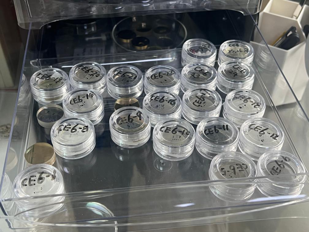 包含嫦娥六號(hào)樣品的樹脂靶。新華社記者 溫競(jìng)?cè)A 攝
