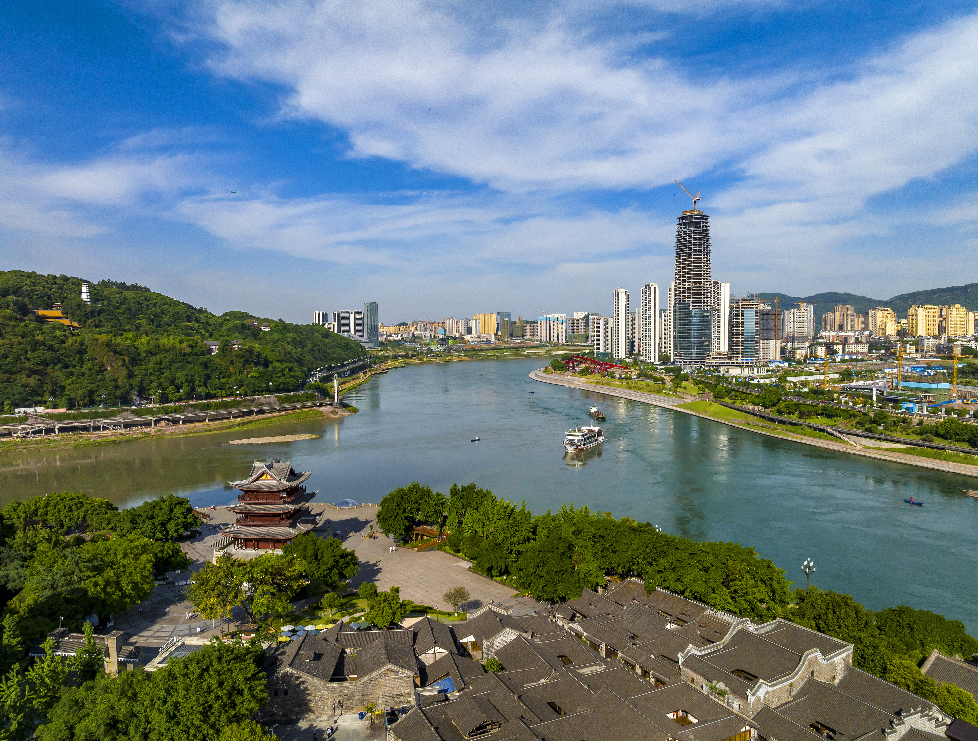 “長江首城”四川宜賓，經(jīng)過長江生態(tài)綜合治理后的三江交匯處風(fēng)光。