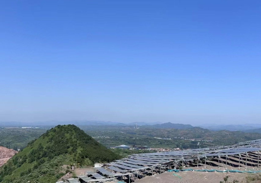 河北遷西某光伏基地。人民網(wǎng)記者 王紹紹攝