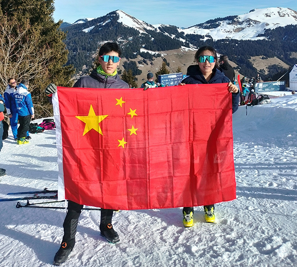 U18垂直競(jìng)速男子冠軍貢松郎（左）加和女子冠軍普姆阿尼賽后舉國旗慶祝。中國滑雪登山隊(duì)供圖