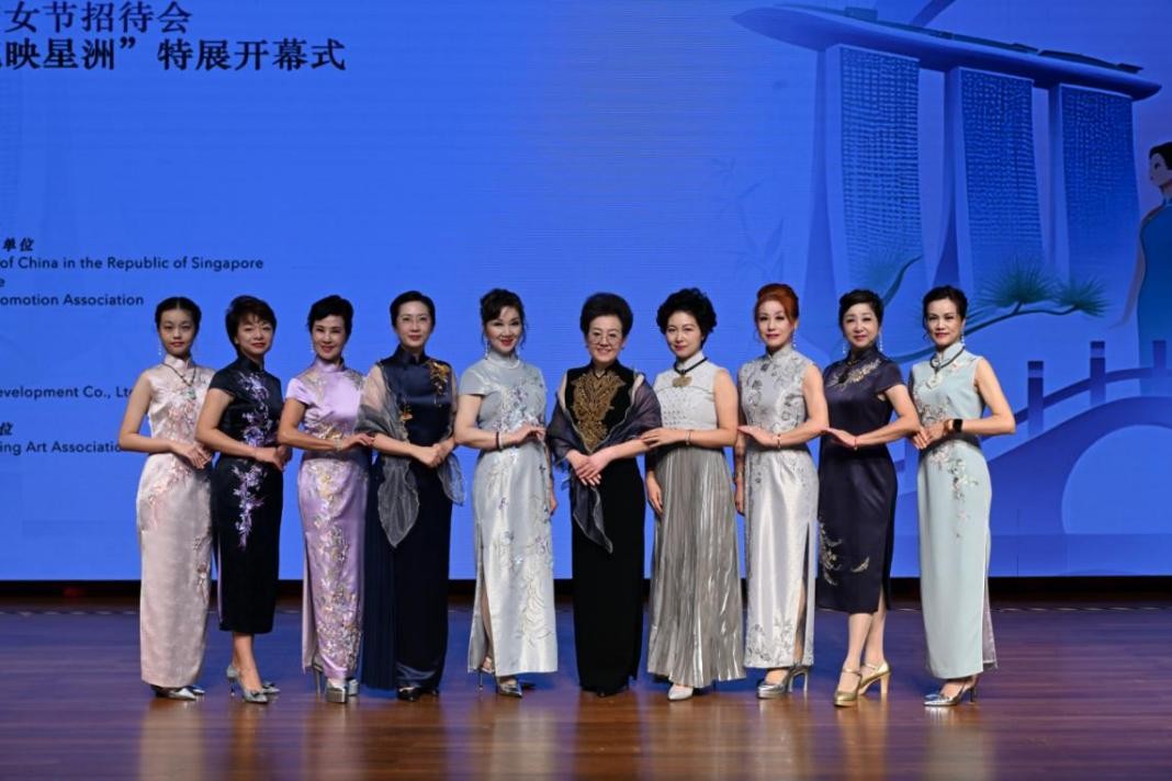 海派旗袍走秀展示著不同款式旗袍的獨(dú)特魅力。新加坡中國(guó)文化中心供圖