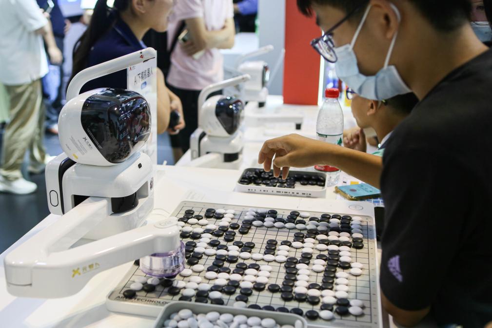 2023年7月7日，元蘿卜AI下棋機(jī)器人與觀(guān)眾對(duì)弈。2023年7月6日至8日，2023世界人工智能大會(huì)在上海舉行。新華社記者 辛夢(mèng)晨 攝