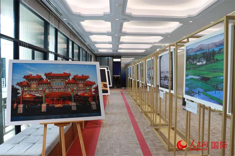 “遇見”攝影展現(xiàn)場。朱瀟逸攝