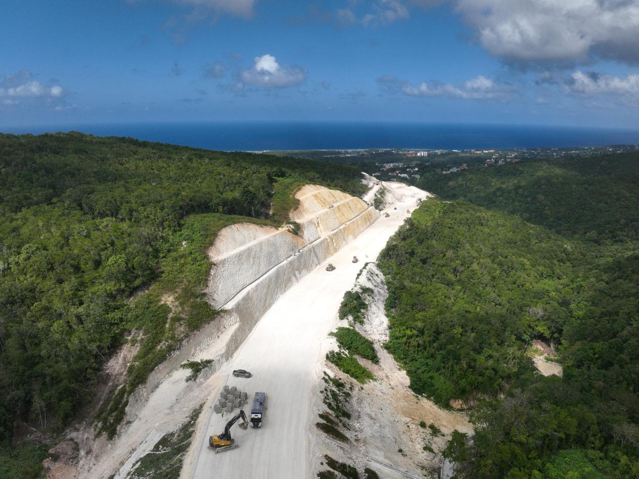 圖為中企承建的牙買加蒙特哥貝繞城路項目基層試驗段正在進(jìn)行攤鋪和碾壓施工，相關(guān)施工工作已于近日順利完成。中國港灣美洲區(qū)域公司供圖