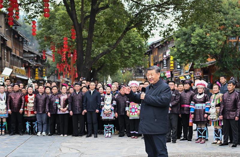 △今年3月17日，在貴州肇興侗寨考察時，習近平總書記同村民們親切交流。