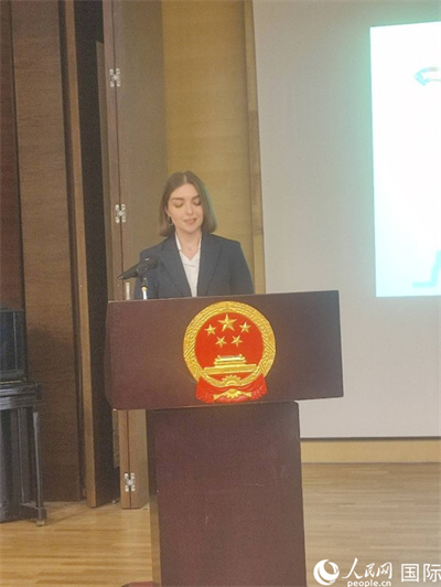 意方學(xué)生代表白綺花發(fā)言。人民網(wǎng)記者 鄭彬攝