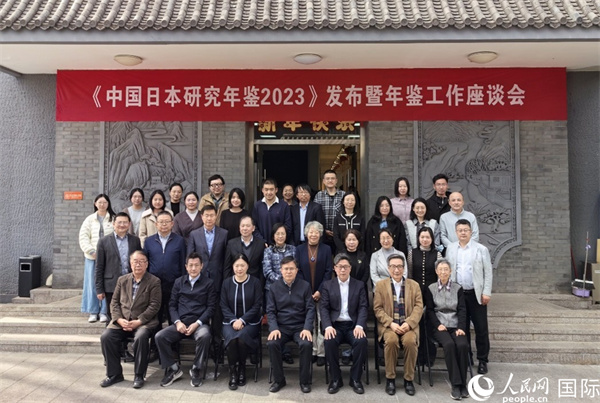 部分與會(huì)嘉賓合影留念。人民網(wǎng)記者 陳建軍攝