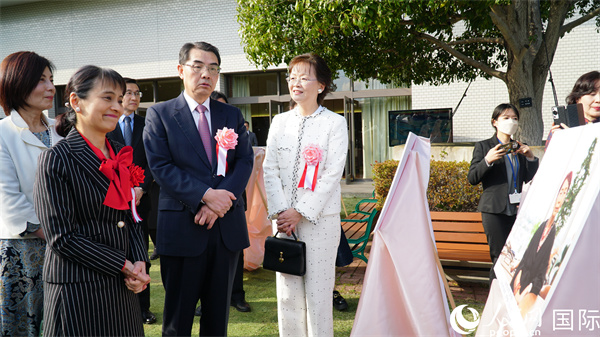 共同觀看女性成就圖片展。人民網(wǎng) 蔣曉辰攝