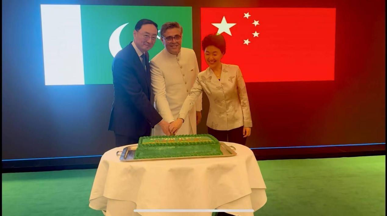 外交部副部長(zhǎng)孫衛(wèi)東（左）、巴基斯坦駐華大使卡里爾·哈什米（中）、中聯(lián)部副部長(zhǎng)孫海燕（右）共切蛋糕。巴基斯坦駐華大使館供圖