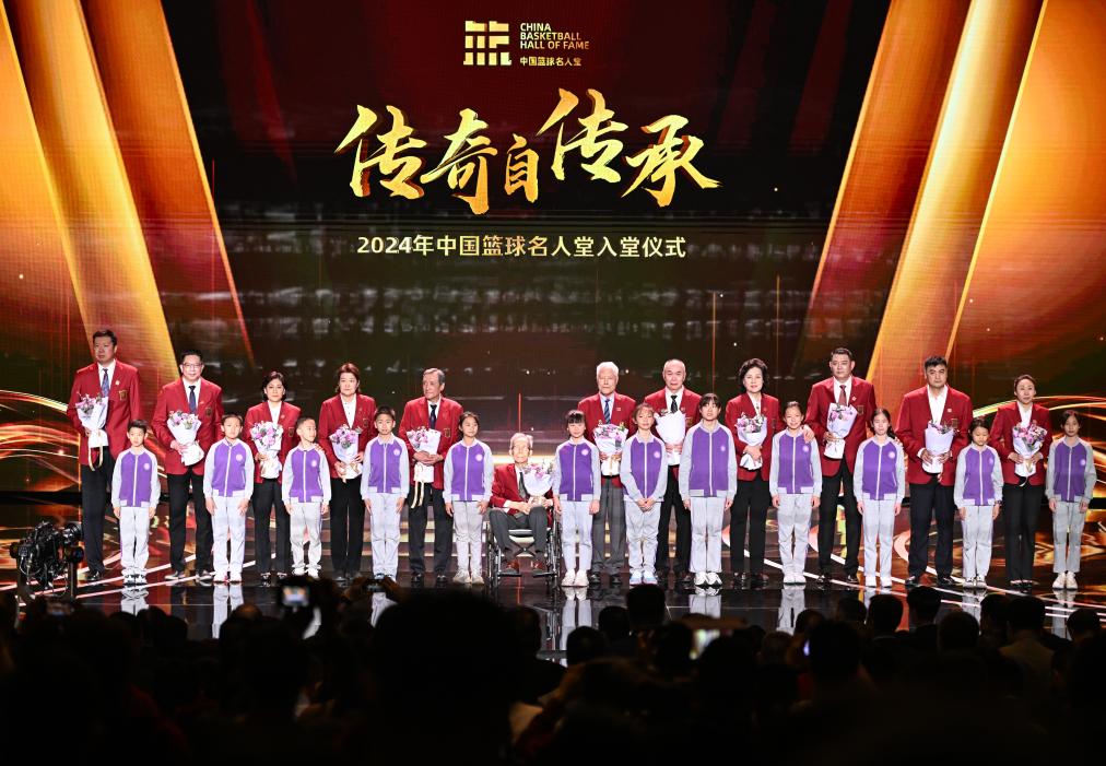 3月23日，在場的各屆中國籃球名人堂入堂人物在入堂儀式上合影留念。新華社記者 陳鐘昊 攝