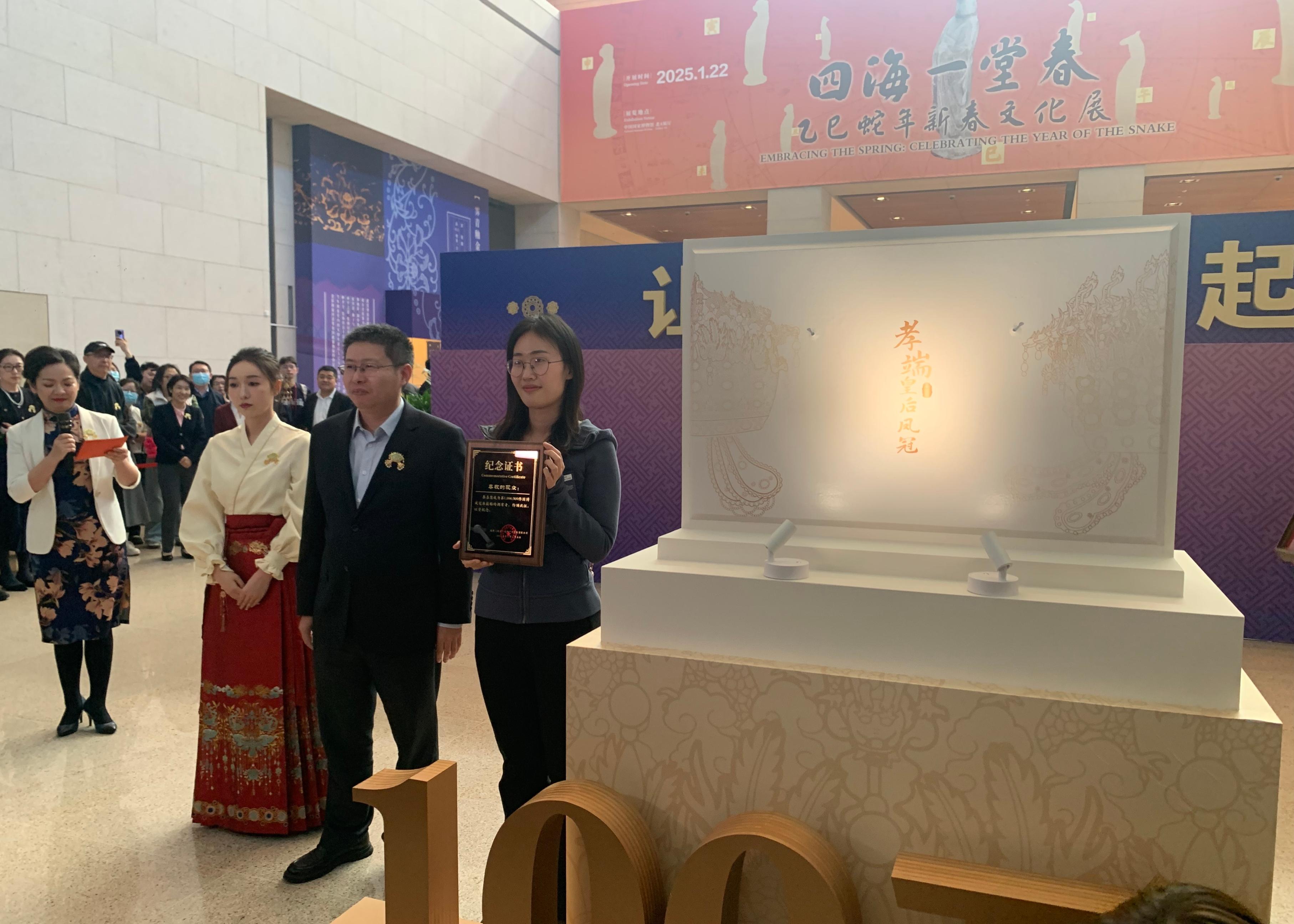 國博文創(chuàng)團隊精心準備了“紀念款鳳冠冰箱貼”和紀念證書贈送給第100萬件鳳冠冰箱貼的購買者。人民網記者 劉穎穎攝