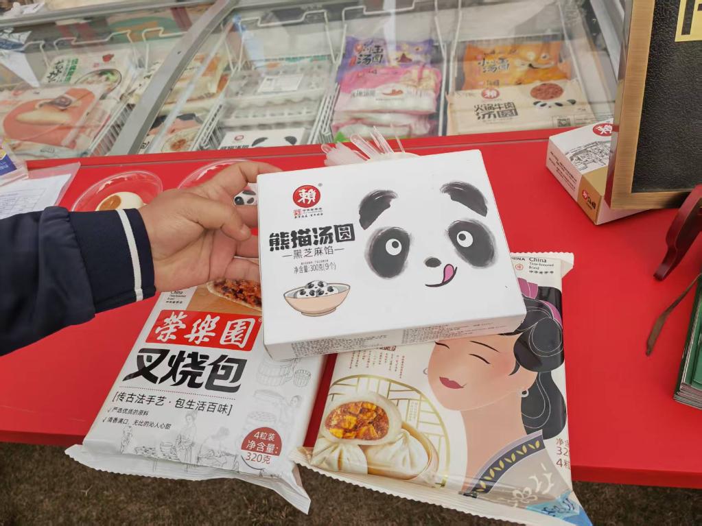 賴湯圓推出的新品熊貓湯圓（3月21日攝）。新華社記者 張海磊 攝