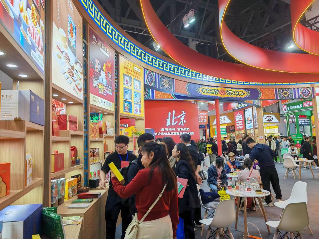 3月25日，在四川省成都市舉行的第112屆全國糖酒商品交易會(huì)中華老字號專區(qū)，展商們在展位前交流。新華社記者 張海磊 攝