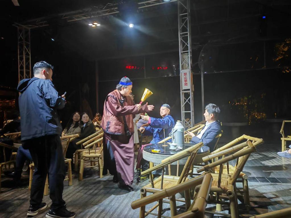 3月24日，《鶴鳴傳奇》在四川省成都市人民公園鶴鳴茶社演出。新華社記者 張海磊 攝