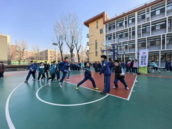 北京師范大學實驗小學開展跳繩比賽。