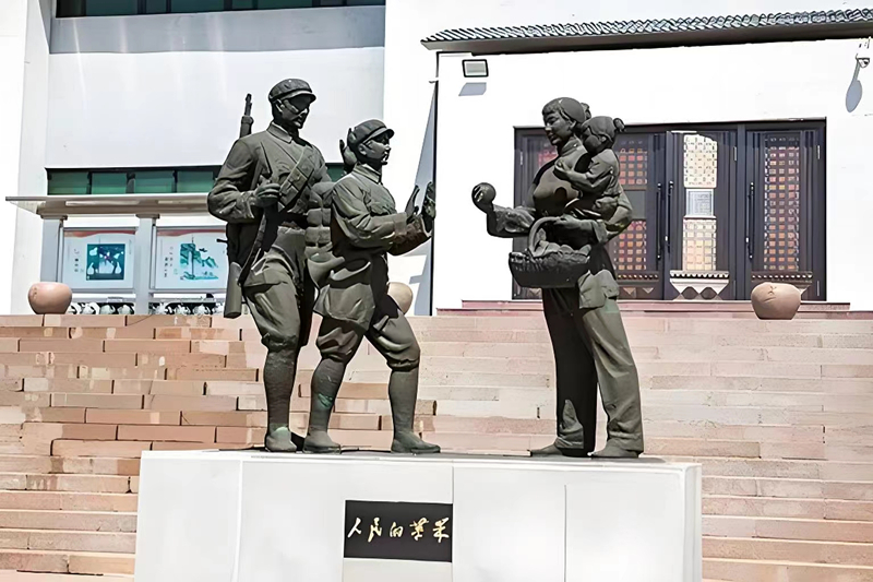 錦州蘋果廉政文化展覽館前的《人民的蘋果》主題雕塑。（由遼沈戰(zhàn)役紀念館供圖）
