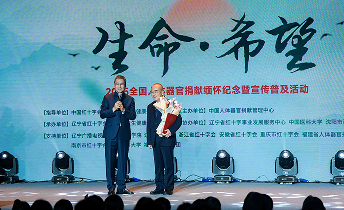 中國紅十字會副會長白巖松在現(xiàn)場采訪“人民英雄”張定宇教授。主辦方供圖