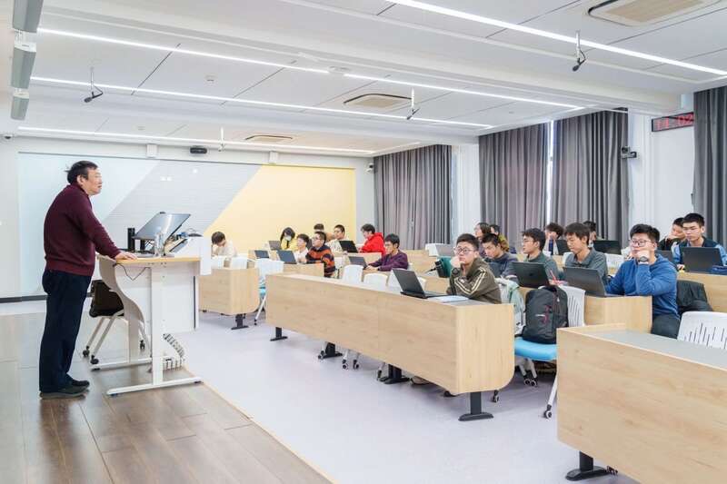 北航面向全校本科生開設(shè)《人工智能導(dǎo)論》通識必修課。校方供圖