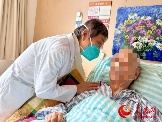 秦苑查房時(shí)詢問患者情況。人民網(wǎng) 陳葉欣攝