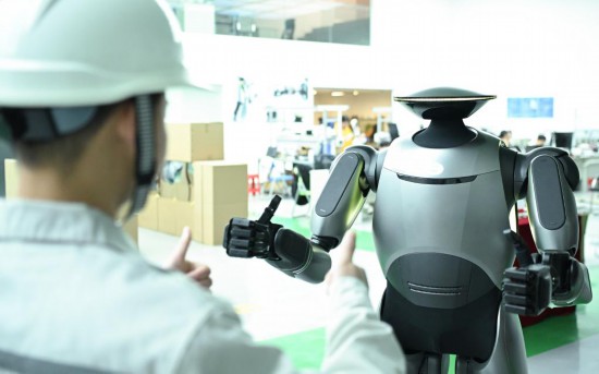 在廣汽研究院，人形機器人團隊的周仁義在演示GoMate機器人互動功能（新華社記者 鄧華 攝）