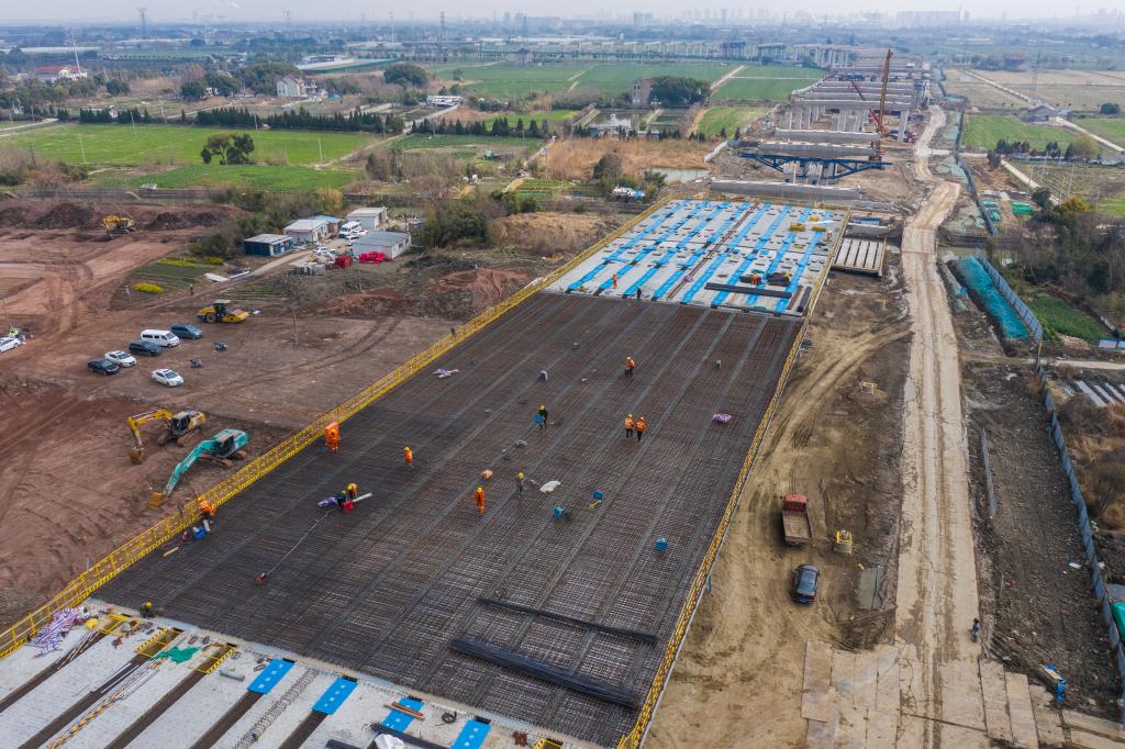 3月7日，在524國道秀洲王江涇至新塍公路工程TJ02標段，作業(yè)人員正在進行60米鋼混組合梁現(xiàn)澆橋面板鋼筋焊接及綁扎作業(yè)（無人機照片）。新華社記者 徐昱 攝